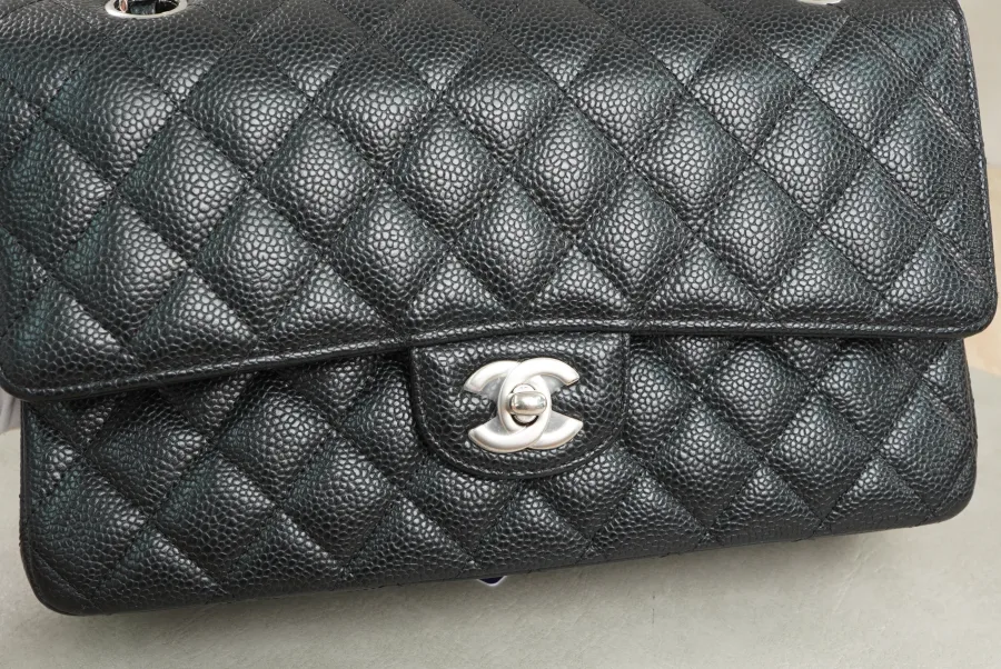 Detailed handbag hardware and leather photo for buyer review